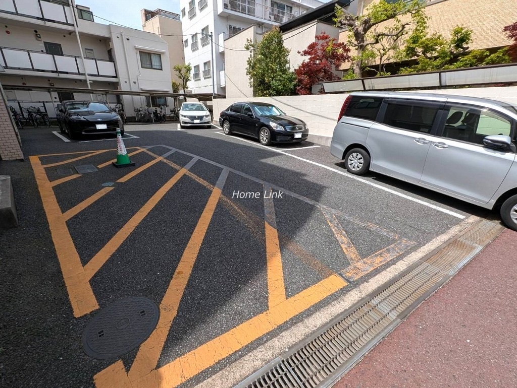 ライオンズマンション新板橋　駐車場
